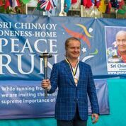 PAVEL ŠPORCL PŘEVZAL V NEW YORKU VÝZNAMNÉ OCENĚNÍ SRI CHINMOY TORCH BEARER AWARD